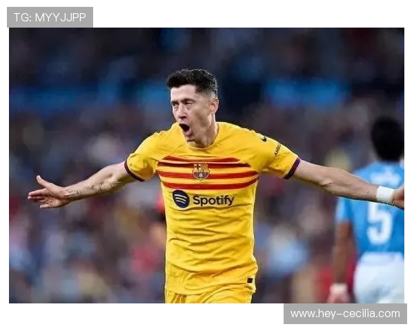 莱万多夫斯基与同期前锋关键战决定性表现对比分析